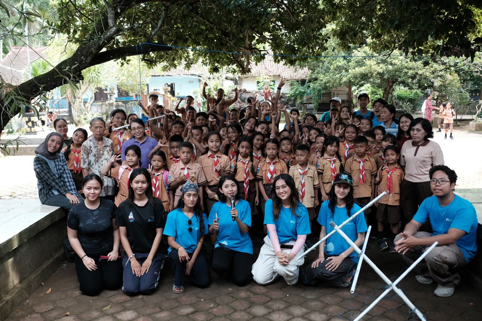 Group photo with SD Antiga 6 Karangasem students and volunteers